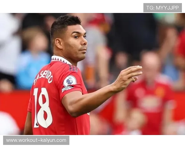 足球球星举手瞬间引发全场热议展现独特个人魅力与团队精神